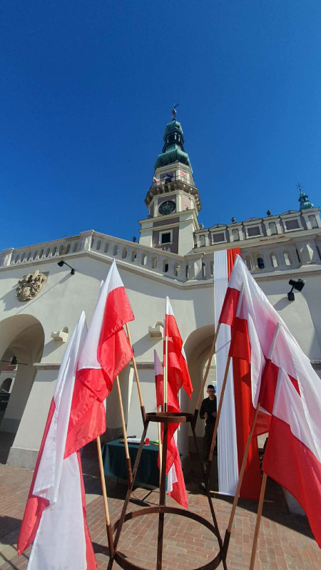 Ilustracja do artykułu: W biało-czerwonych barwach – razem dla wspólnoty